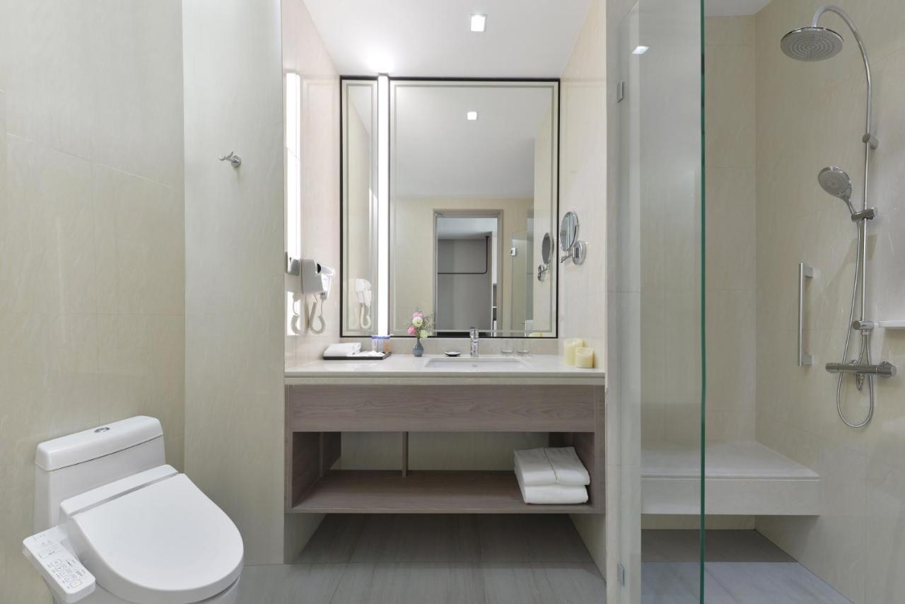 Centre Point Hotel Terminal21 Korat Накхонратчасіма Екстер'єр фото Bathroom
