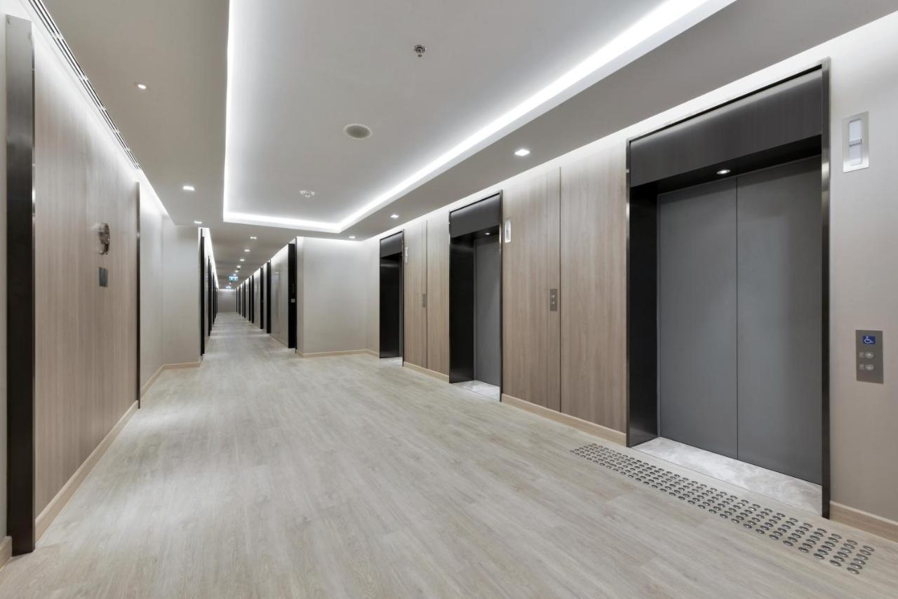 Centre Point Hotel Terminal21 Korat Накхонратчасіма Екстер'єр фото The elevator lobby