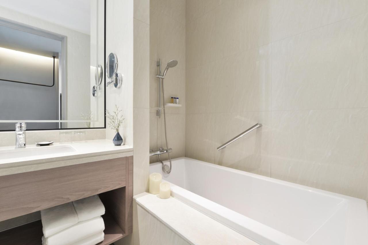 Centre Point Hotel Terminal21 Korat Накхонратчасіма Екстер'єр фото Bathroom