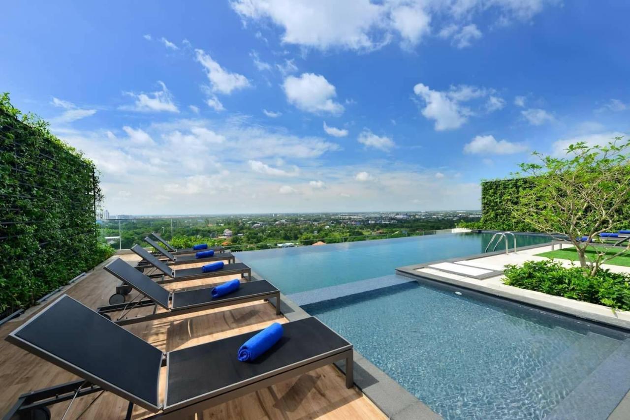 Centre Point Hotel Terminal21 Korat Накхонратчасіма Екстер'єр фото Infinity pool at the hotel