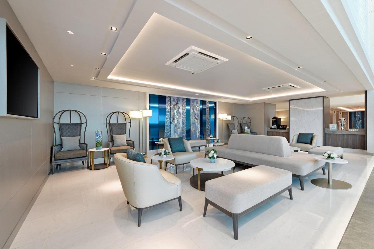 Centre Point Hotel Terminal21 Korat Накхонратчасіма Екстер'єр фото The Royal Wing Suites & Spa