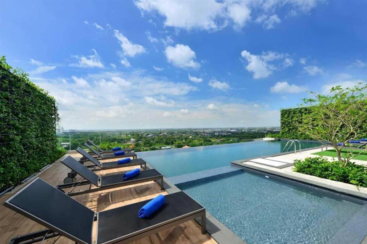 Centre Point Hotel Terminal21 Korat Накхонратчасіма Екстер'єр фото Infinity pool at the hotel