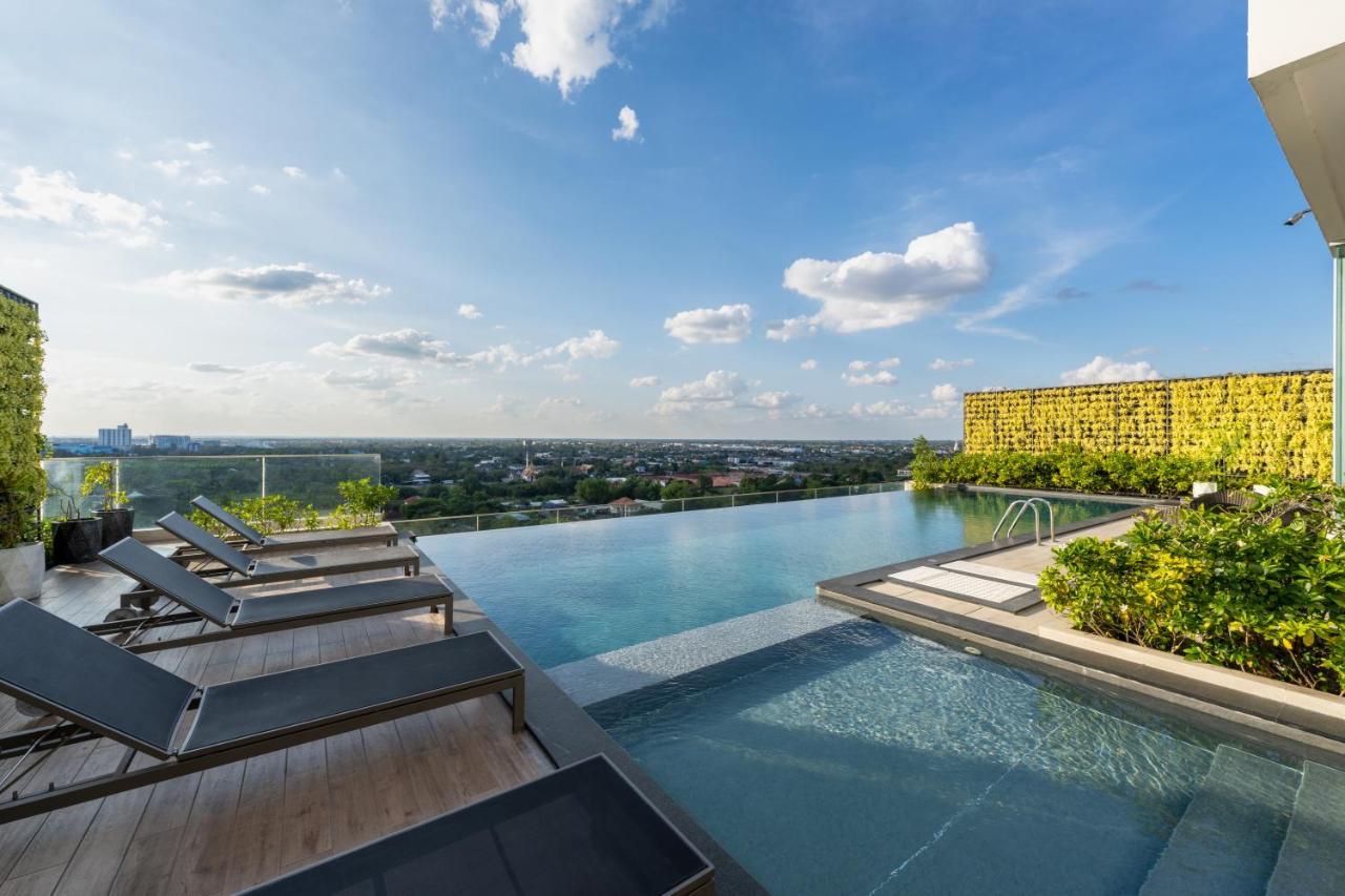 Centre Point Hotel Terminal21 Korat Накхонратчасіма Екстер'єр фото Infinity pool at the rooftop