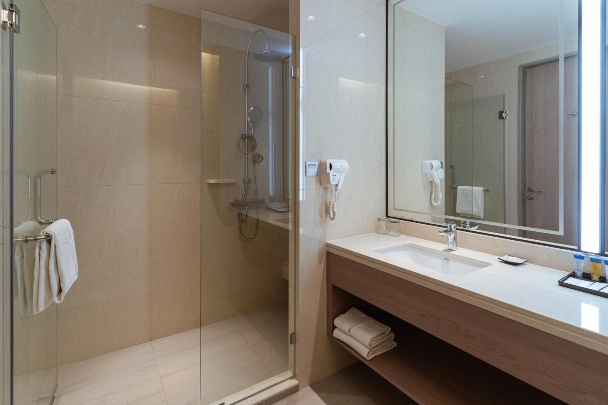Centre Point Hotel Terminal21 Korat Накхонратчасіма Екстер'єр фото A shower enclosure in a hotel bathroom