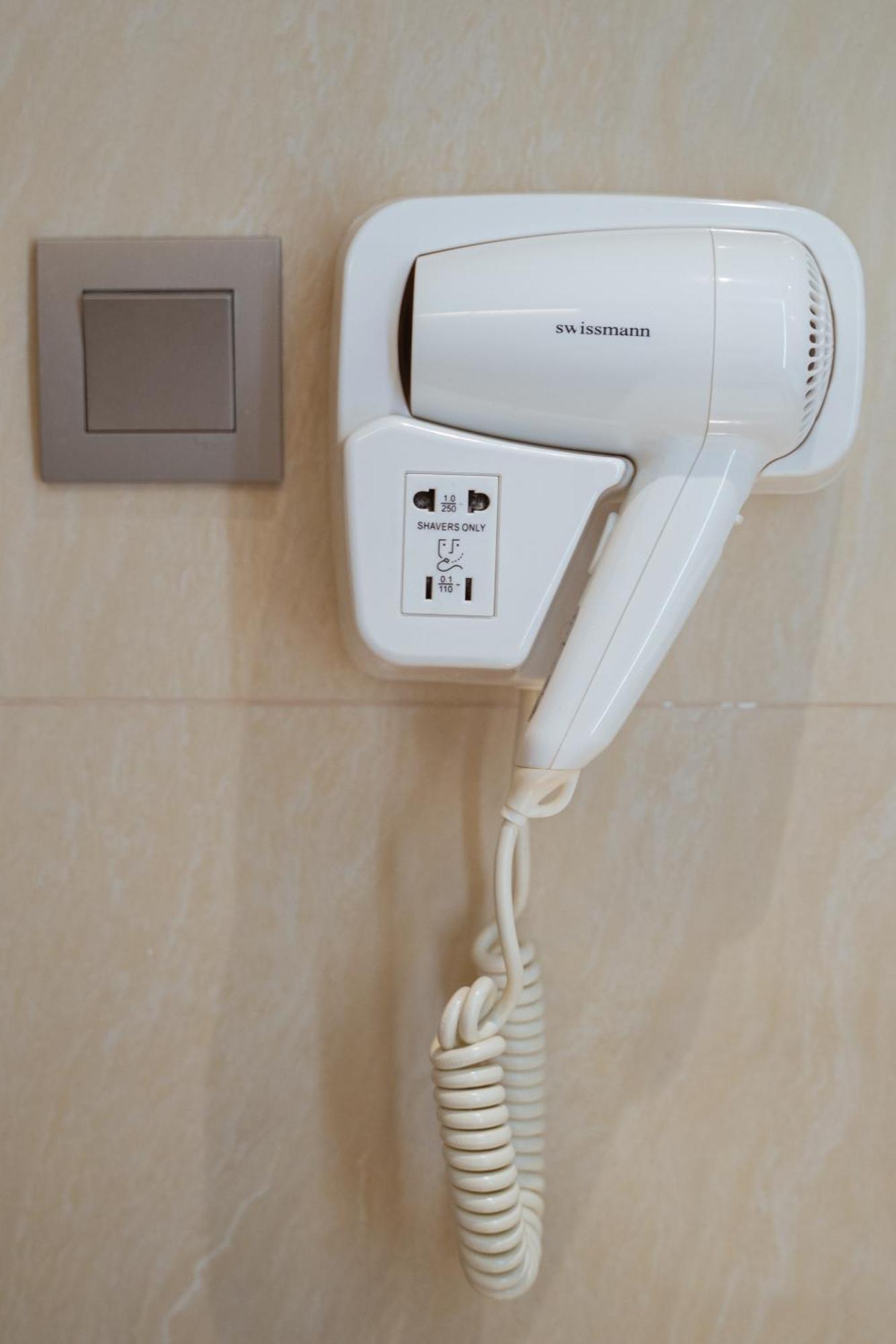 Centre Point Hotel Terminal21 Korat Накхонратчасіма Екстер'єр фото A wall-mounted hair dryer