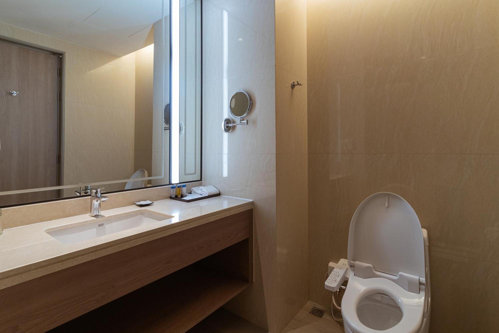 Centre Point Hotel Terminal21 Korat Накхонратчасіма Екстер'єр фото Bathroom